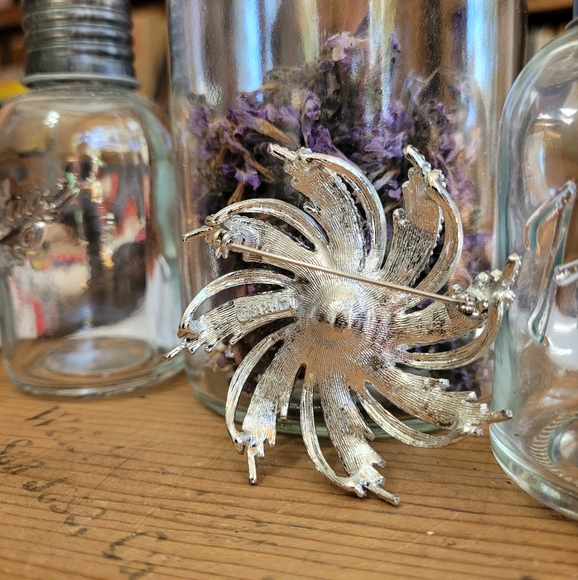 Sarah Coventry Brooch Flower with Faux Pearl Center - Picture 3 of 7